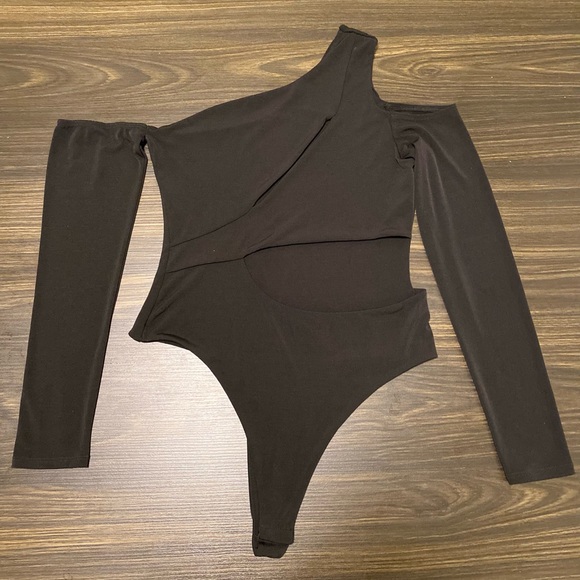 Cutting It Close Off Shoulder Bodysuit - Picture 6 of 7